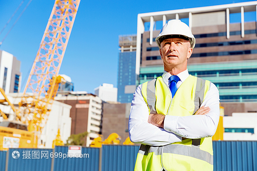 城市筑梦者 建筑工程师与安全背心的守护使命